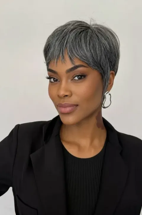 Wig Danyela grisalho, Grisalho 44 · pixie assimétrico