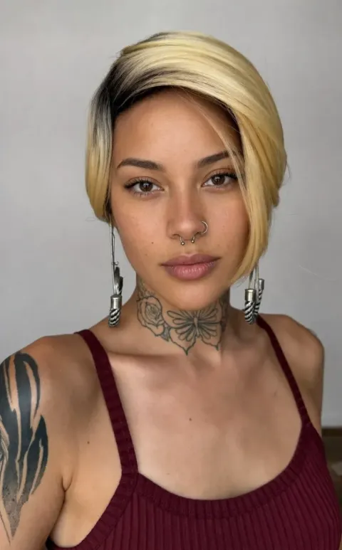 Wig Eryca loiro, Loiro D4/613 sleek · bob